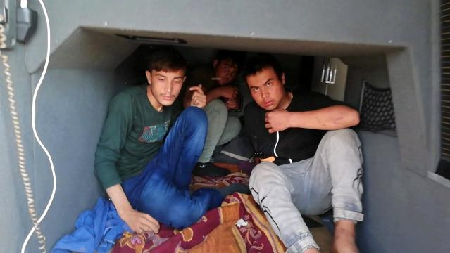 Otobüsün bagajına saklanmış 12 yabancı uyruklu yakalandı